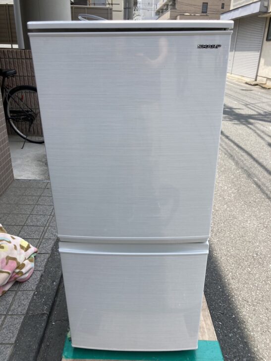 SHARP シャープ 冷蔵庫 SJ-D14E-W 2019年製 137L - キッチン家電