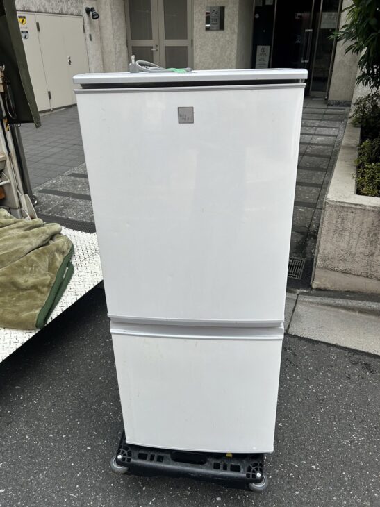SHARP シャープ 冷蔵庫 SJ-14E6-KW 2019年製 137L - キッチン家電