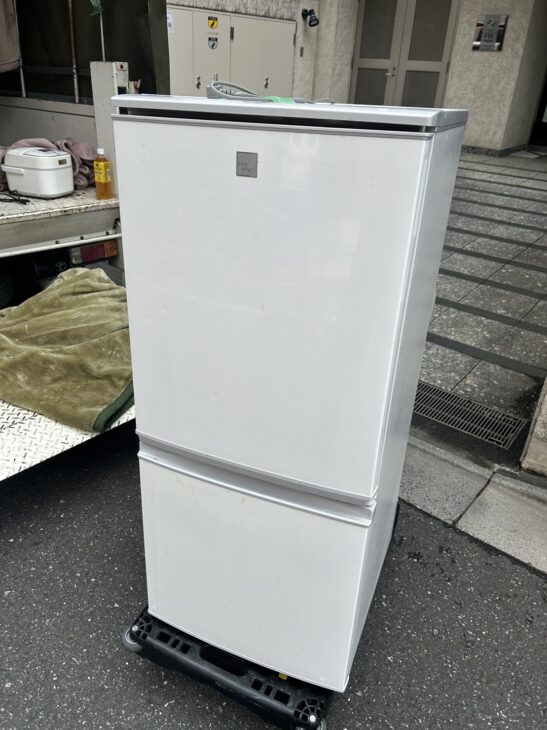 30日迄！SHARP 137L 真新しく 冷蔵庫【SJ-14E3-KW】DWRO