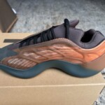 adidas（アディダス） スニーカー Yeezy 700 V3 Copper Fade GY4109